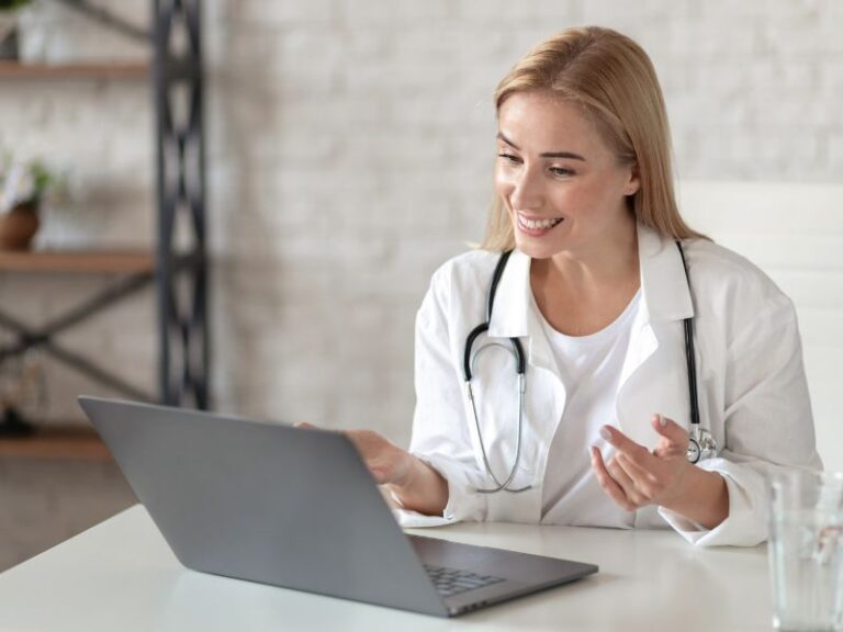 Lekarka wystawia recepty online na e-konsultacjach z pacjentami.